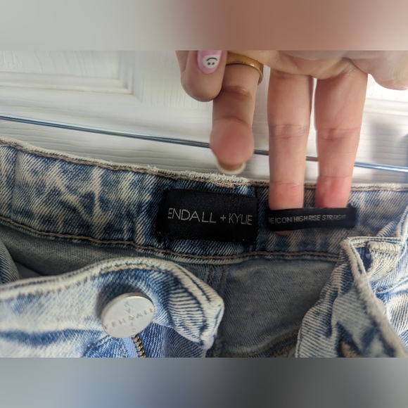 FREE with purchase 🤩Kendall + Kylie high rise distressed jeans - Picture 4 of 6